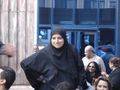 هبة رؤوف عزت في وقفة بالملابس السوداء أمام نقابة الصحفيين احتجاجا علي إنتهاكات الأربعاء الأسود.jpg