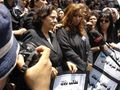 نوال علي في وقفة بالملابس السوداء أمام نقابة الصحفيين احتجاجا علي إنتهاكات الأربعاء الأسود 4.jpg