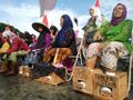 احتجاج نساء أندونيسيات ضد بناء مصنع للأسمنت في أبريل 2016.jpg