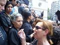 غادة شهبندر وقفة بالملابس السوداء أمام نقابة الصحفيين احتجاجا علي إنتهاكات الأربعاء الأسود.jpg