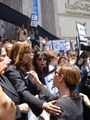 غادة شهبندر ونوال علي في وقفة بالملابس السوداء أمام نقابة الصحفيين احتجاجا علي إنتهاكات الأربعاء الأسود.jpg