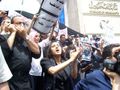 المحامية رابعة فهمي وقفة بالملابس السوداء أمام نقابة الصحفيين احتجاجا علي إنتهاكات الأربعاء الأسود.jpg
